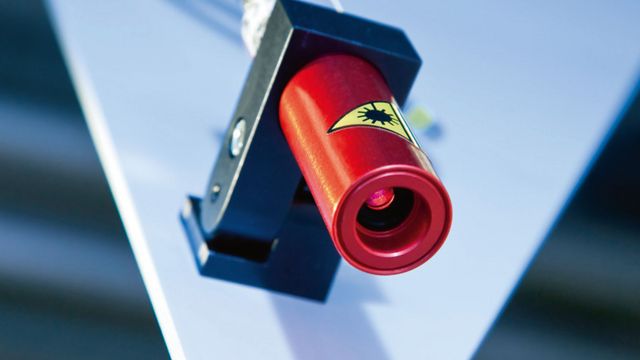 Лазерные указатели справа и слева на обрабатывающей головке Лазерные указатели справа и слева на обрабатывающей головке